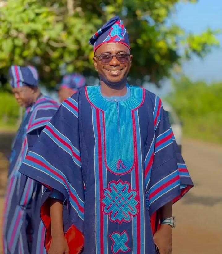Official Takete-Ide attire worn with a matching cap, in striped navy, red and blue cloth